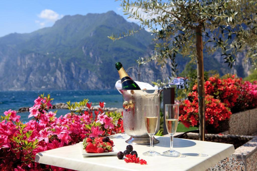 Hotel Lido Blu - Surf & Bike Torbole Sul Garda Kültér fotó