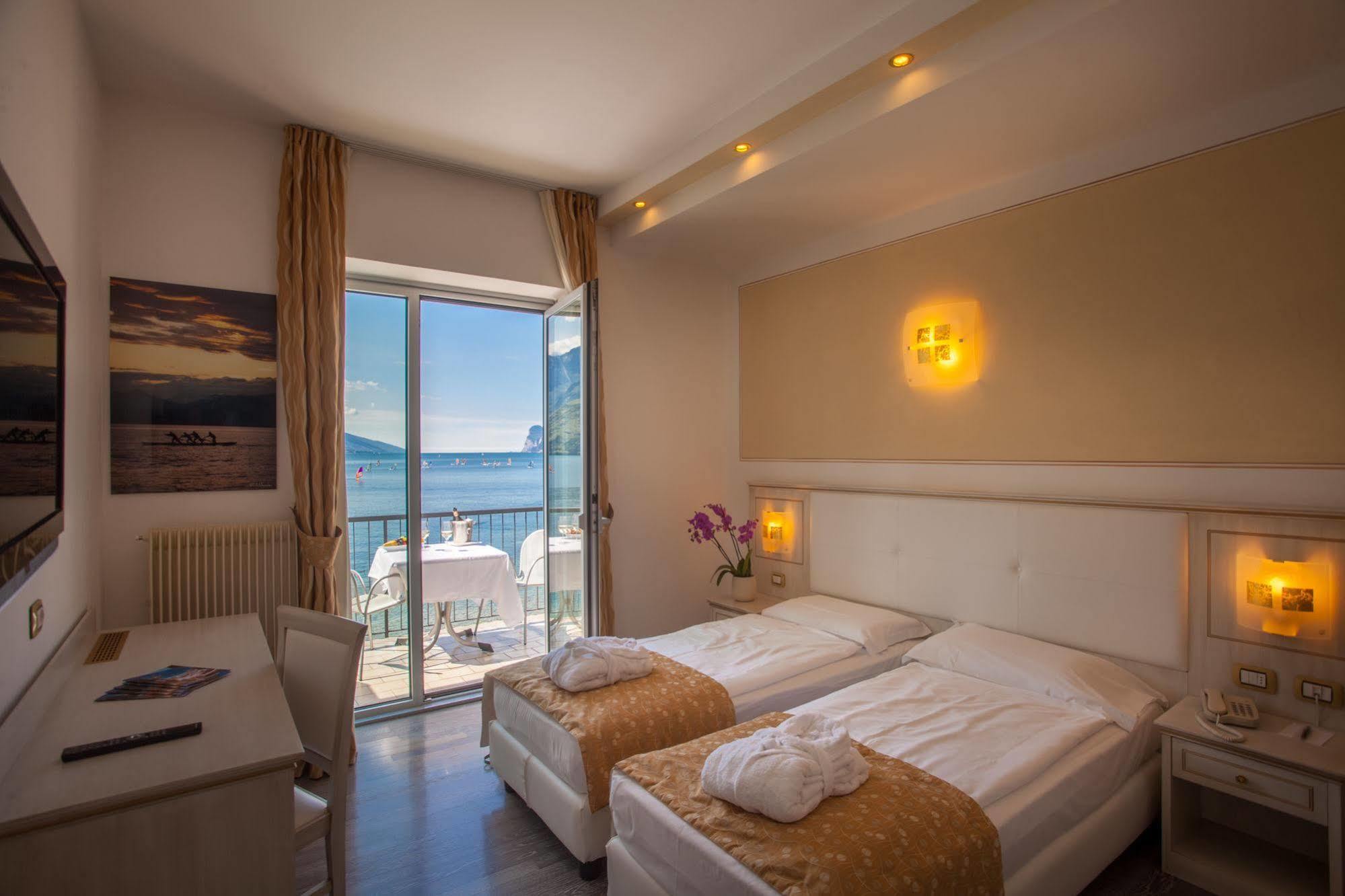 Hotel Lido Blu - Surf & Bike Torbole Sul Garda Kültér fotó