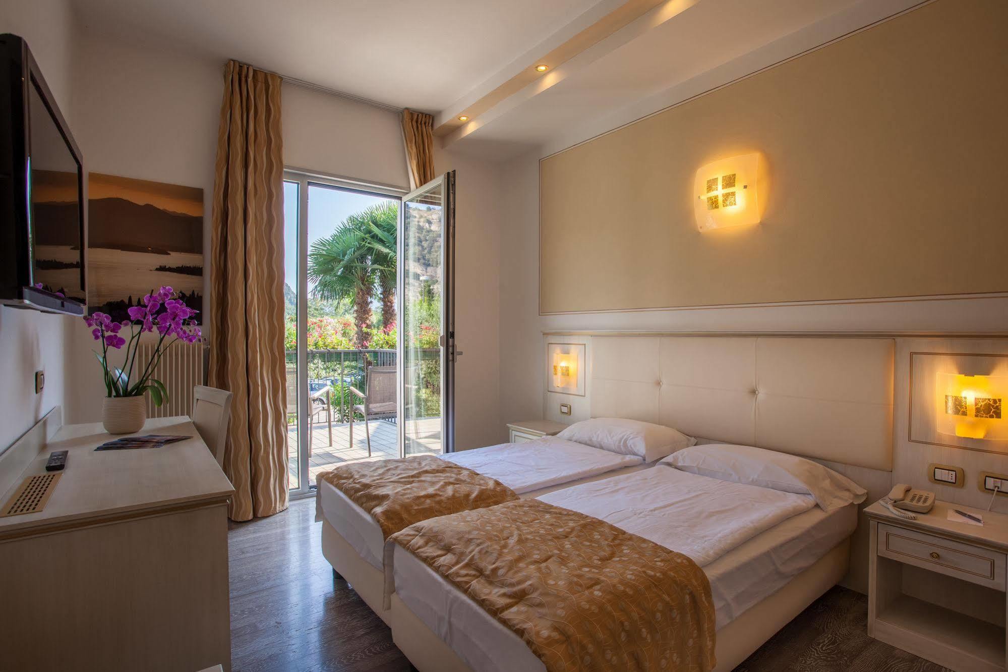 Hotel Lido Blu - Surf & Bike Torbole Sul Garda Kültér fotó